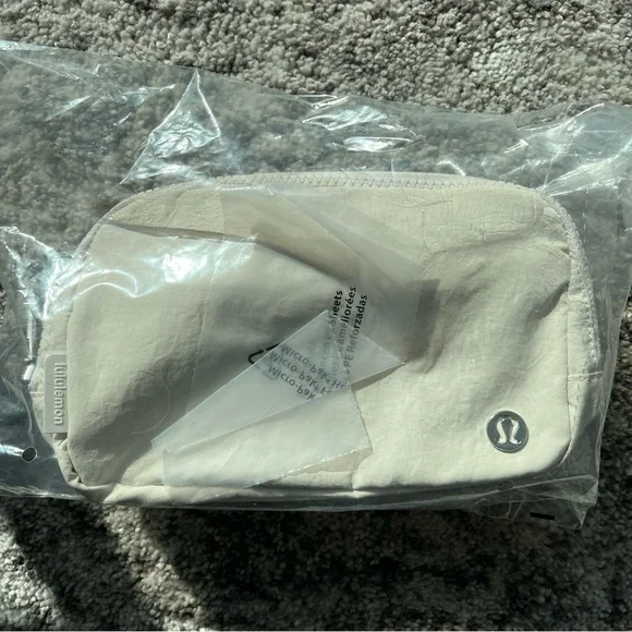 NWT LULULEMON Everywhere Belt Bag - Picture 4 of 5